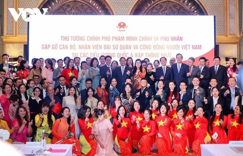 Thủ tướng Phạm Minh Chính gặp gỡ cán bộ, nhân viên Đại sứ quán Việt Nam và cộng đồng người Việt Nam tại UAE - ảnh 1