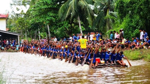 Phum sóc rộn ràng chuẩn bị cho hội đua ghe Ngo của đồng bào Khmer - ảnh 1