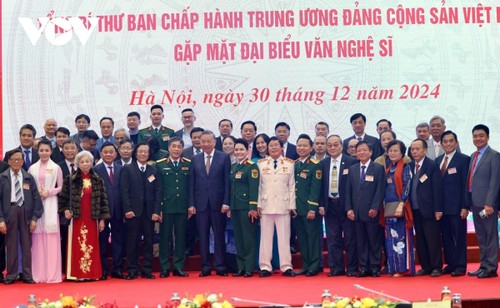 Tổng Bí thư Tô Lâm gặp mặt 200 đại biểu đại diện văn nghệ sỹ toàn quốc - ảnh 1