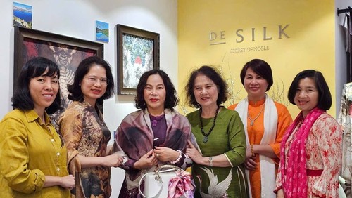 Áo dài Việt-vẻ đẹp, thương hiệu Việt Nam - ảnh 1