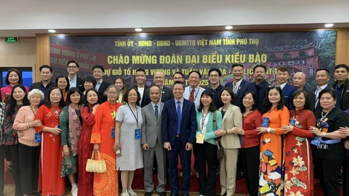 Đoàn kiều bào tiêu biểu dâng hương tưởng nhớ các Vua Hùng - ảnh 1