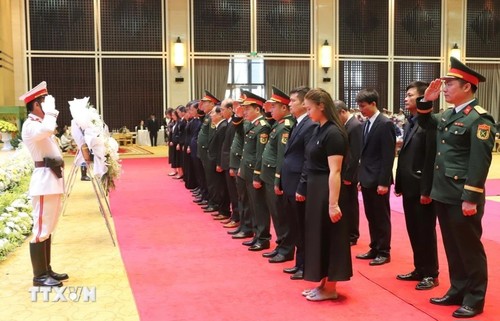 Cộng đồng người Việt Nam tại Lào viếng nhà lãnh đạo Lào Khamtay Siphandone - ảnh 1