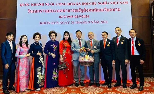 Ông Đinh Khắc Cử: chung sức cùng quê hương, gìn giữ văn hóa nơi xa xứ - ảnh 1