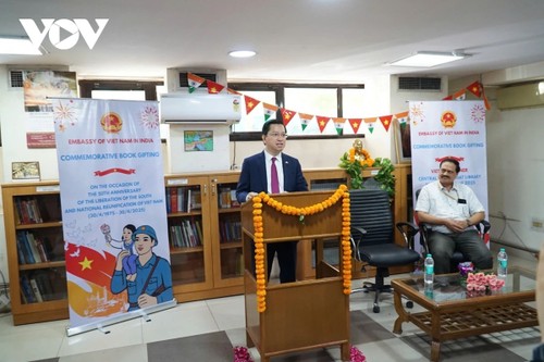 Trao tặng sách cho Góc Việt Nam tại Thư viện Trung ương Ấn Độ  - ảnh 1