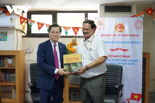 Trao tặng sách cho Góc Việt Nam tại Thư viện Trung ương Ấn Độ  - ảnh 2