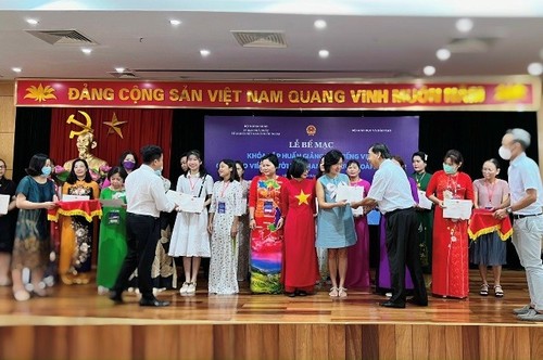 Yêu quê hương, mong muốn quảng bá văn hóa Việt  - ảnh 1
