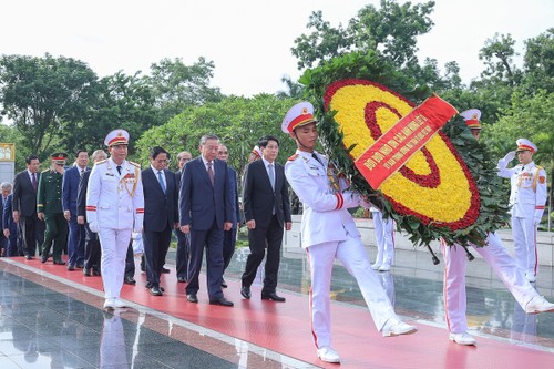 Lãnh đạo Đảng, Nhà nước dâng hương tưởng niệm các Anh hùng liệt sĩ và vào Lăng viếng Chủ tịch Hồ Chí Minh - ảnh 1