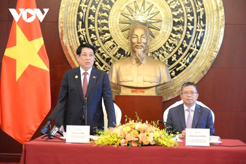 Chủ tịch nước Lương Cường gặp gỡ cộng đồng người Việt Nam tại Trung Quốc - ảnh 1