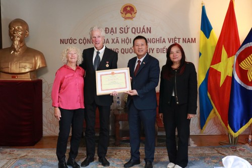 Đạo diễn phim người Thụy Điển Bo Öhlén được trao  Kỷ niệm chương Vì sự nghiệp Văn hóa, Thể thao và Du lịch - ảnh 4