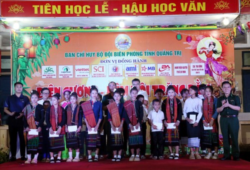 Ấm áp chương trình “Biên cương - Đêm hội trăng rằm” Việt Nam - Lào - ảnh 1