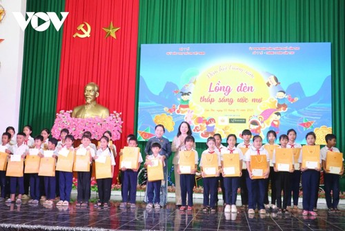 Phó Chủ tịch nước Võ Thị Ánh Xuân thăm, tặng quà Trung thu cho thiếu nhi ở thành phố Cần Thơ - ảnh 1