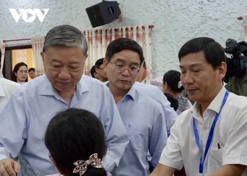 Tổng Bí thư Tô Lâm thăm, tặng quà người dân bị ảnh hưởng do mưa lũ tại Huế - ảnh 2