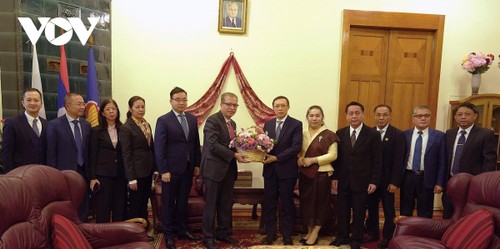 Đại sứ quán Việt Nam tại Nga chúc mừng Đại sứ quán Lào nhân dịp 50 năm Quốc khánh Lào - ảnh 1
