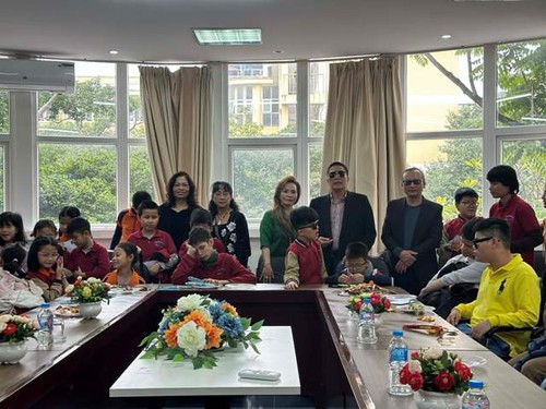 Kiều bào Australia trao quà cho  các em nhỏ có hoàn cảnh đặc biệt - ảnh 1