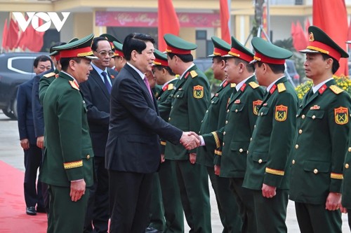 Chủ tịch nước  thăm, chúc Tết  Đảng bộ chính quyền, hộ nghèo, gia đình chính sách, lực lượng vũ trang tỉnh Phú Thọ - ảnh 3