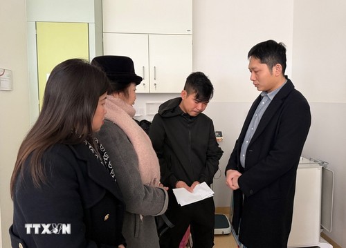 Đại sứ quán Việt Nam tại Đức thăm hỏi gia đình nạn nhân vụ cháy tại Berlin - ảnh 1