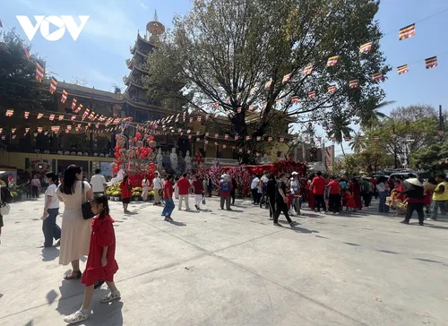 Người Việt tại Lào đi chùa lễ Phật, cầu bình an năm mới - ảnh 1