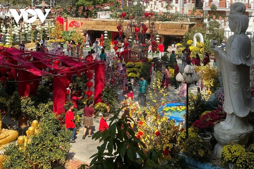 Người Việt tại Lào đi chùa lễ Phật, cầu bình an năm mới - ảnh 3