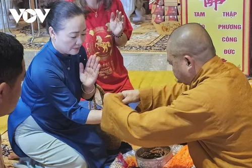 Người Việt tại Lào đi chùa lễ Phật, cầu bình an năm mới - ảnh 6