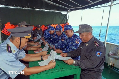 Tàu Kiểm ngư 260 hoàn thành công tác bầu cử sớm trên biển - ảnh 1