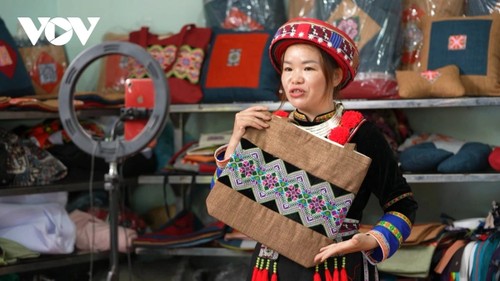 Ли Тхи Куен повысила ценность традиционных ремесленных изделий у народа зао в провинции Баккан - ảnh 3