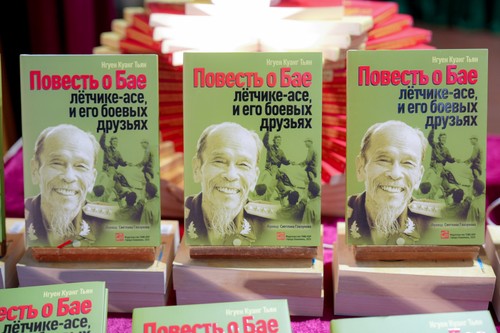 Увлечение русских читателей вьетнамской историей через рассказы о «босоногом крестьянине, управляющем МиГ-17» - ảnh 1
