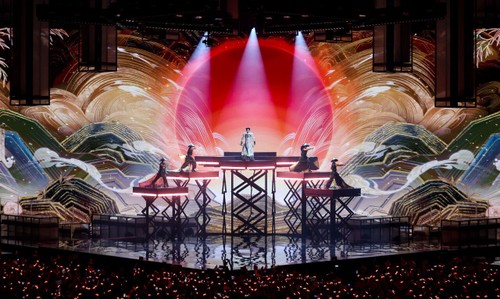 Дык Фук и его успешный рассказ о вьетнамском бамбуке и святом Тхань Зонге на сцене «Интервидения-2025»  - ảnh 4