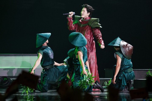 Дык Фук и его успешный рассказ о вьетнамском бамбуке и святом Тхань Зонге на сцене «Интервидения-2025»  - ảnh 2