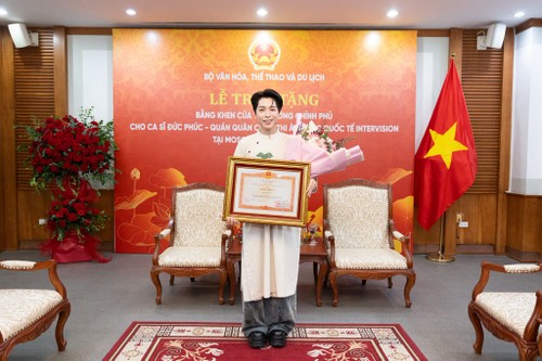 Дык Фук и его успешный рассказ о вьетнамском бамбуке и святом Тхань Зонге на сцене «Интервидения-2025»  - ảnh 6