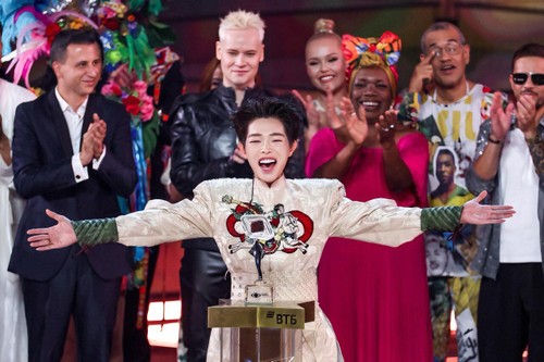 Дык Фук и его успешный рассказ о вьетнамском бамбуке и святом Тхань Зонге на сцене «Интервидения-2025»  - ảnh 8