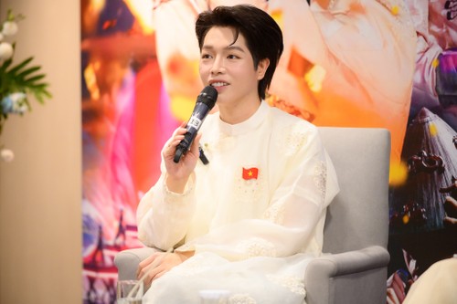 Дык Фук и его успешный рассказ о вьетнамском бамбуке и святом Тхань Зонге на сцене «Интервидения-2025»  - ảnh 3