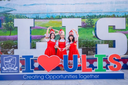 От учебных аудиторий к международному сотрудничеству: 70 лет Факультета русского языка и русской культуры - ảnh 2