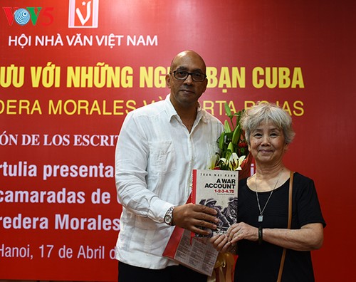 Hội Nhà văn tặng sách Biên bản chiến tranh 1-2-3-4.75 cho Hội Hữu nghị Cuba - Việt Nam - ảnh 5