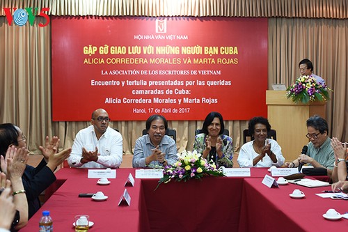 Hội Nhà văn tặng sách Biên bản chiến tranh 1-2-3-4.75 cho Hội Hữu nghị Cuba - Việt Nam - ảnh 2