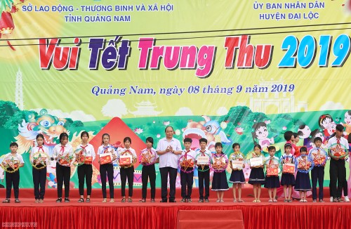 Thủ tướng tặng quà Trung thu cho trẻ em nghèo - ảnh 4