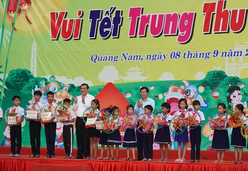 Thủ tướng tặng quà Trung thu cho trẻ em nghèo - ảnh 5