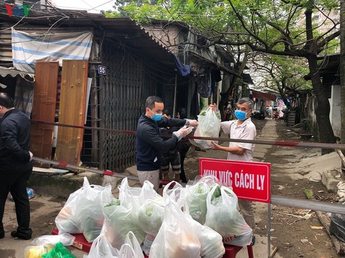 Hà Nội hỗ trợ nhu yếu phẩm cho người dân khu cách ly đường Xuân Thủy - ảnh 10