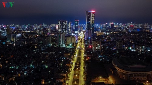 Ngắm Hà Nội buổi tối từ trên cao trong thời gian cách ly xã hội - ảnh 1