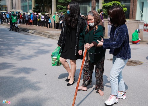 Siêu thị Hạnh Phúc mở cửa bán đồng giá 0 đồng giúp người dân có hoàn cảnh khó khăn - ảnh 10