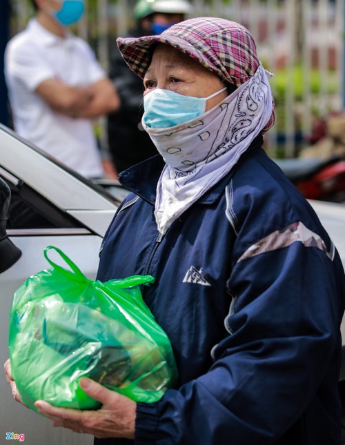 Siêu thị Hạnh Phúc mở cửa bán đồng giá 0 đồng giúp người dân có hoàn cảnh khó khăn - ảnh 4