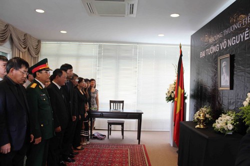 Connacionales en el exterior homenajean al General Giap - ảnh 4