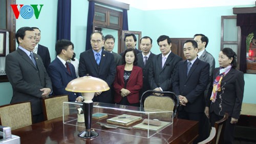 Presidente del Frente Patriótico rinde homenaje al líder Ho Chi Minh - ảnh 1