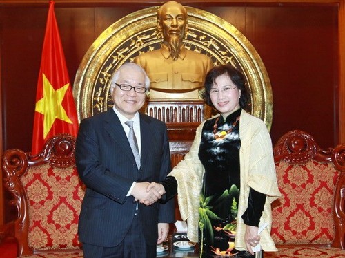 Recibe vicepresidenta parlamentaria de Vietnam a senador japonés - ảnh 1