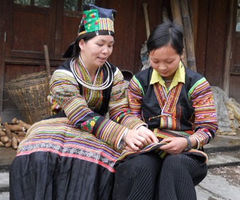 Trajes tradicionales de mujer Mong - ảnh 3