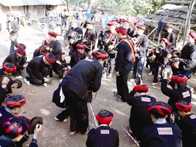 Fiesta de baile singular de los Dao rojos - ảnh 2