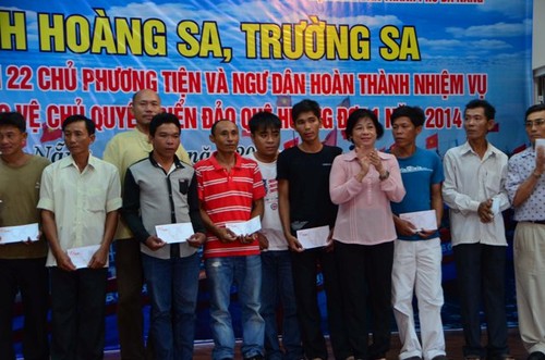 Ayudan a pescaderos de Da Nang en su trabajo en el Mar Oriental - ảnh 1