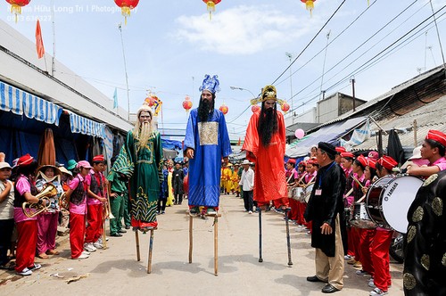 Espectacular festejo de los pescadores en Can Gio, Ciudad Ho Chi Minh - ảnh 2