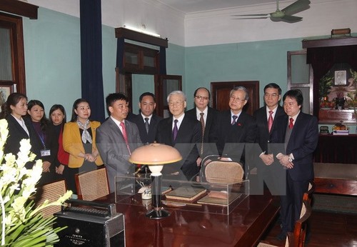  Dirigente partidista ofrenda inciensos en memoria a Ho Chi Minh - ảnh 1