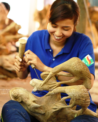 Taller de escultura en pagoda contribuye a mejorar la vida de jóvenes jemeres  - ảnh 2