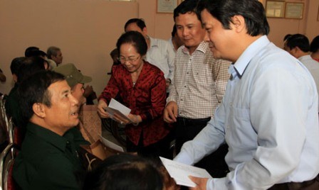 Dirigente vietnamita visita familias con méritos revolucionarios  - ảnh 1